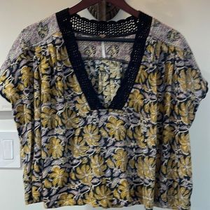 Crop top floral print with black knit trim